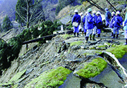 平成16年新潟県中越地震により被災した山古志村を支援 平成16年12月被災状況調査の様子